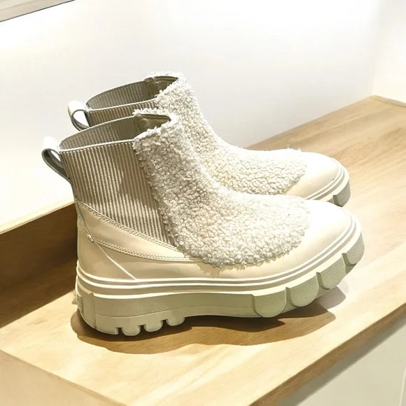 Sorel Caribou Cozy Chelsea Sherpa Cream Ankle Boots with Rugged Sole - Picture 3 of 8